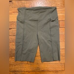 Women’s biker shorts with side pockets